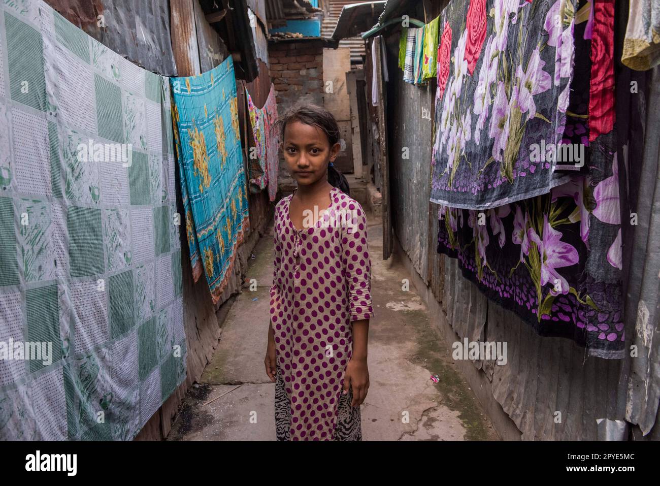 Bangladesch, Dhaka, Korail. Porträt eines jungen Mädchens vor ihrem Haus. 27. März 2017. Nur redaktionelle Verwendung. Stockfoto