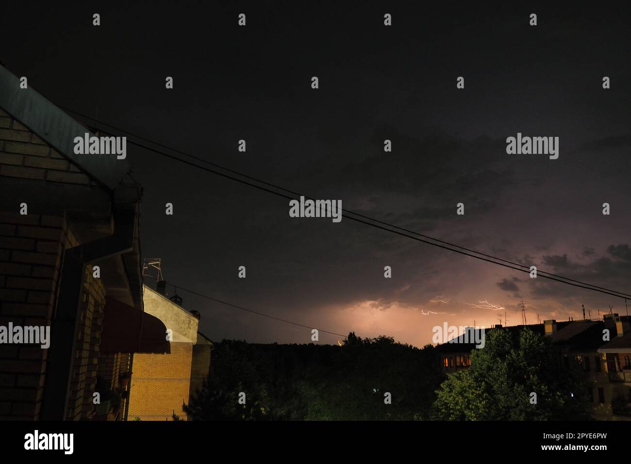 Gewitter bei Nacht über der Stadt. Blitze und tiefe Wolken. Donner und Blitze. Naturelement, Klimawandel und Wettervorhersage. Entladung von Elektrizität am Himmel. Stockfoto