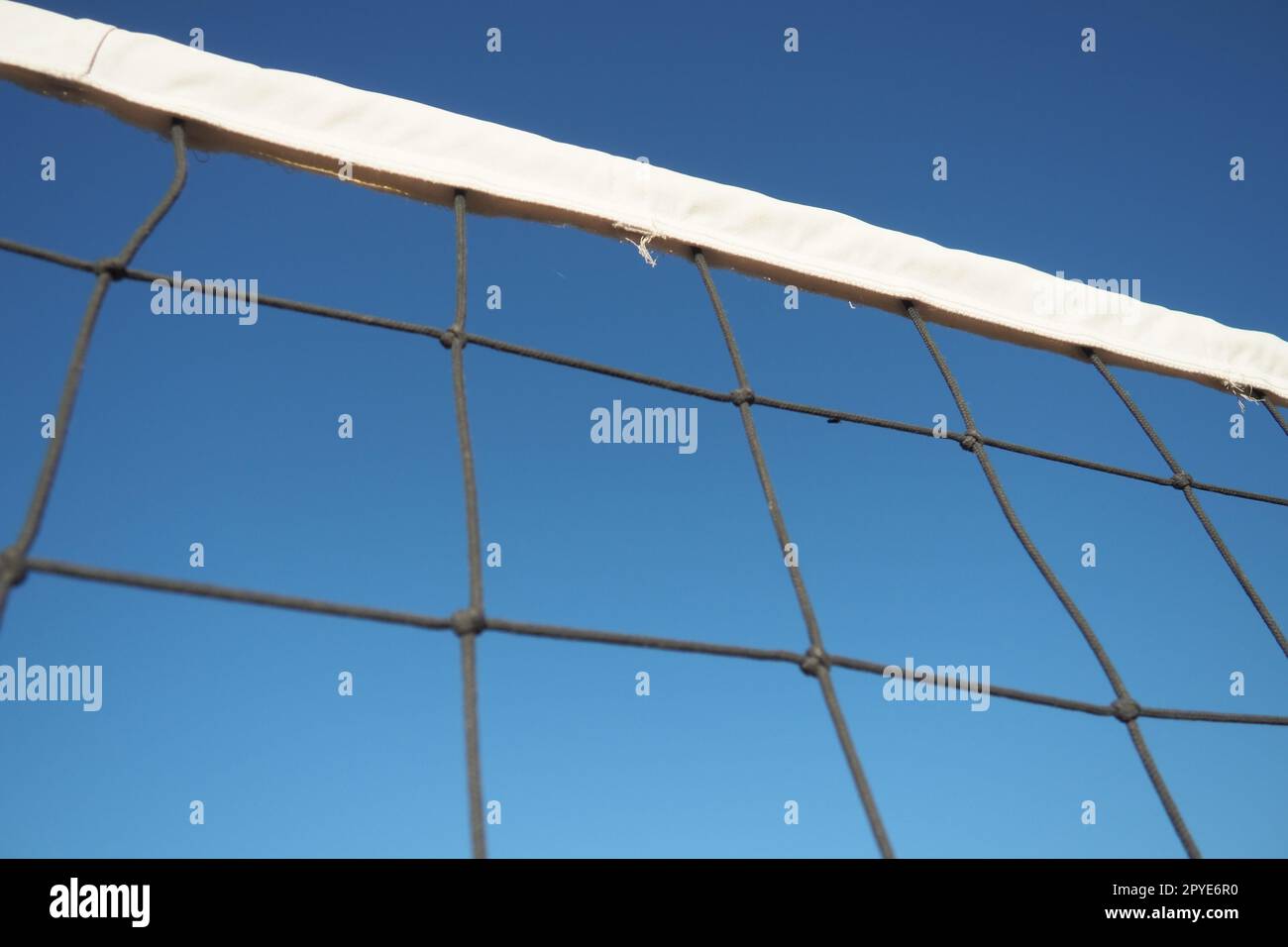 Volleyballsport, das Netz gegen die Nahaufnahme des blauen Himmels aufteilt. Outdoor-Sport Stockfoto