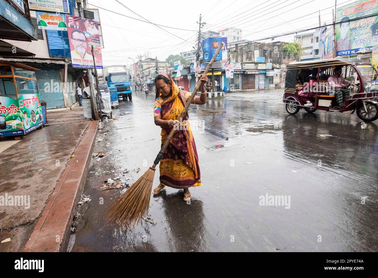 Bangladesch, Khulna, Sonadanga. Eine Frau durchkämmt die Straßen von Bangladesch im Regen. 28. Januar 2012. Nur redaktionelle Verwendung. Stockfoto
