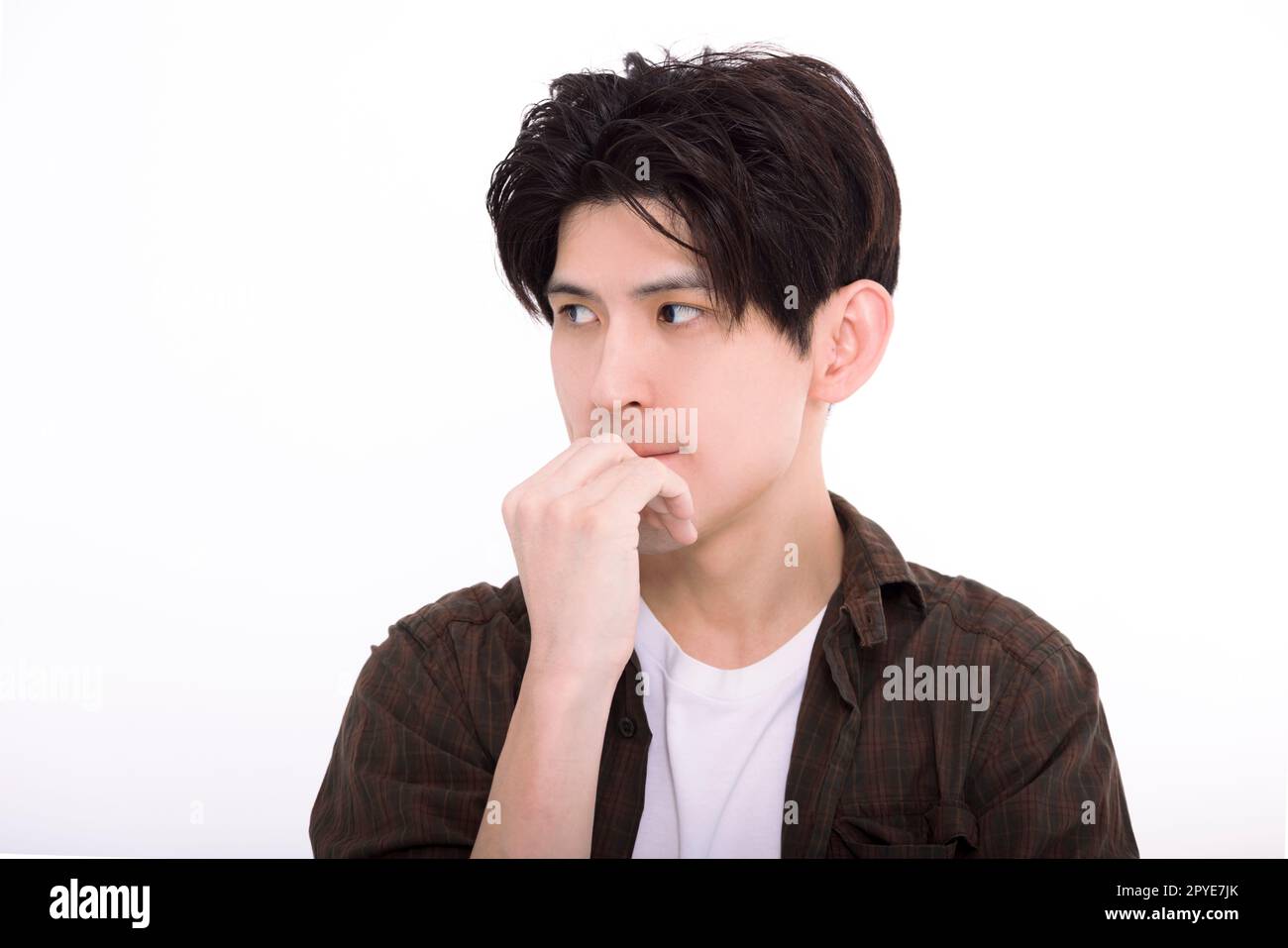 Junger Mann denkt nach und sorgt sich um Probleme Stockfoto