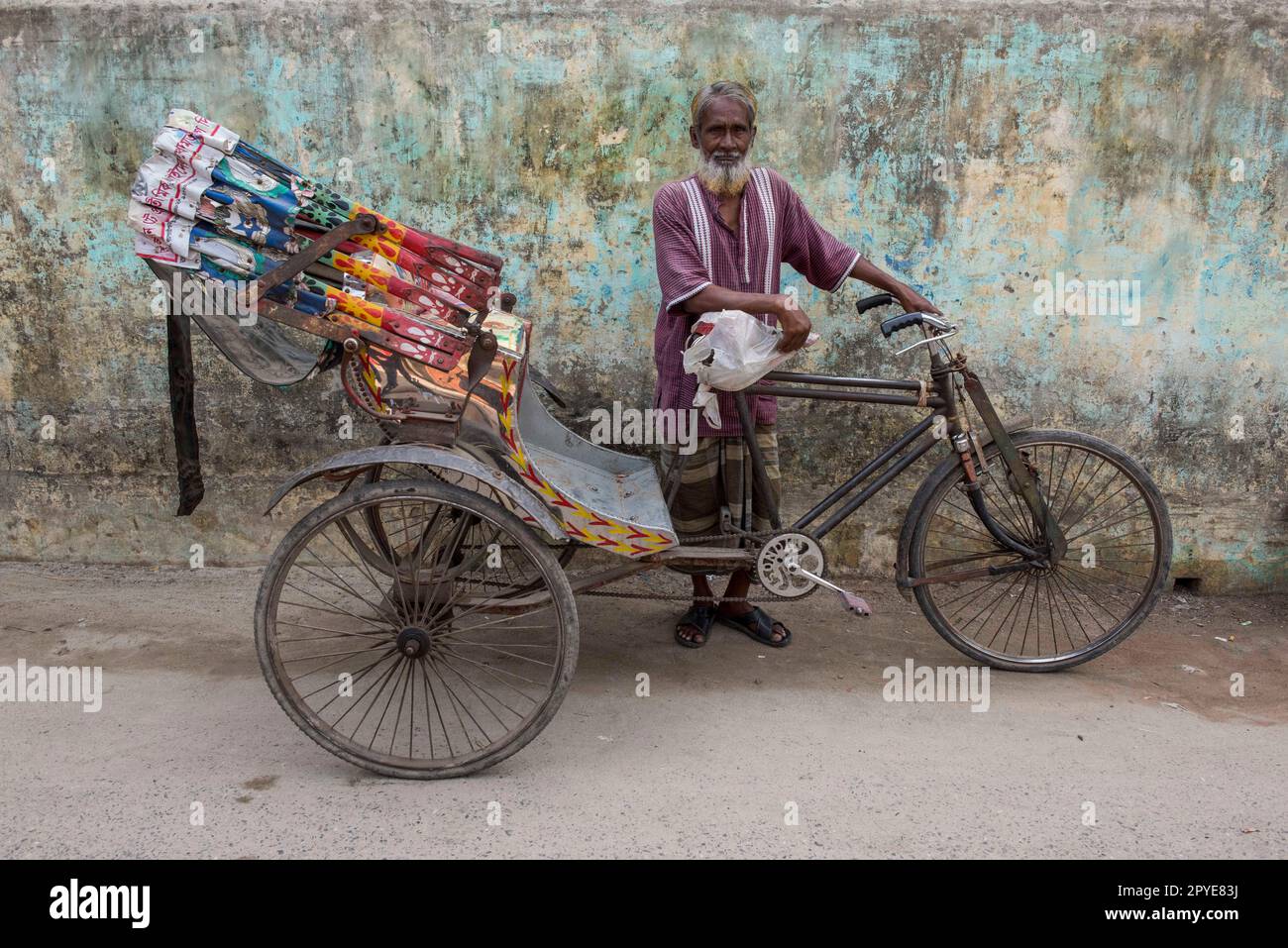 Bangladesch, Jhenaidah. Ein Mann posiert mit seiner Rikscha auf den Straßen von Bangladesch. 21. März 2017 nur redaktionelle Verwendung. Stockfoto