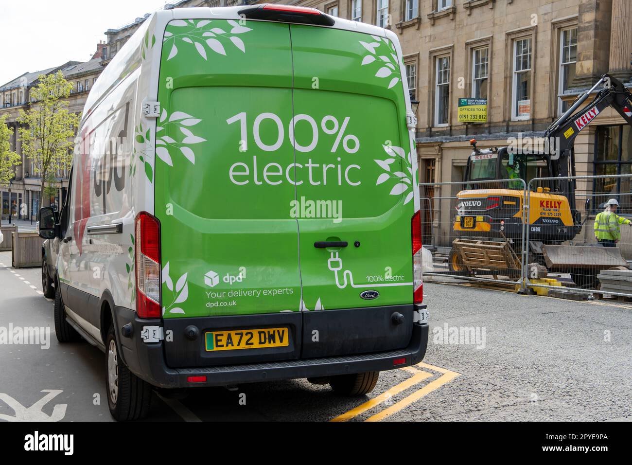 Ein zu 100 % elektrischer dpd-Paketlieferwagen in der Stadt Newcastle upon Tyne, Großbritannien. Stockfoto