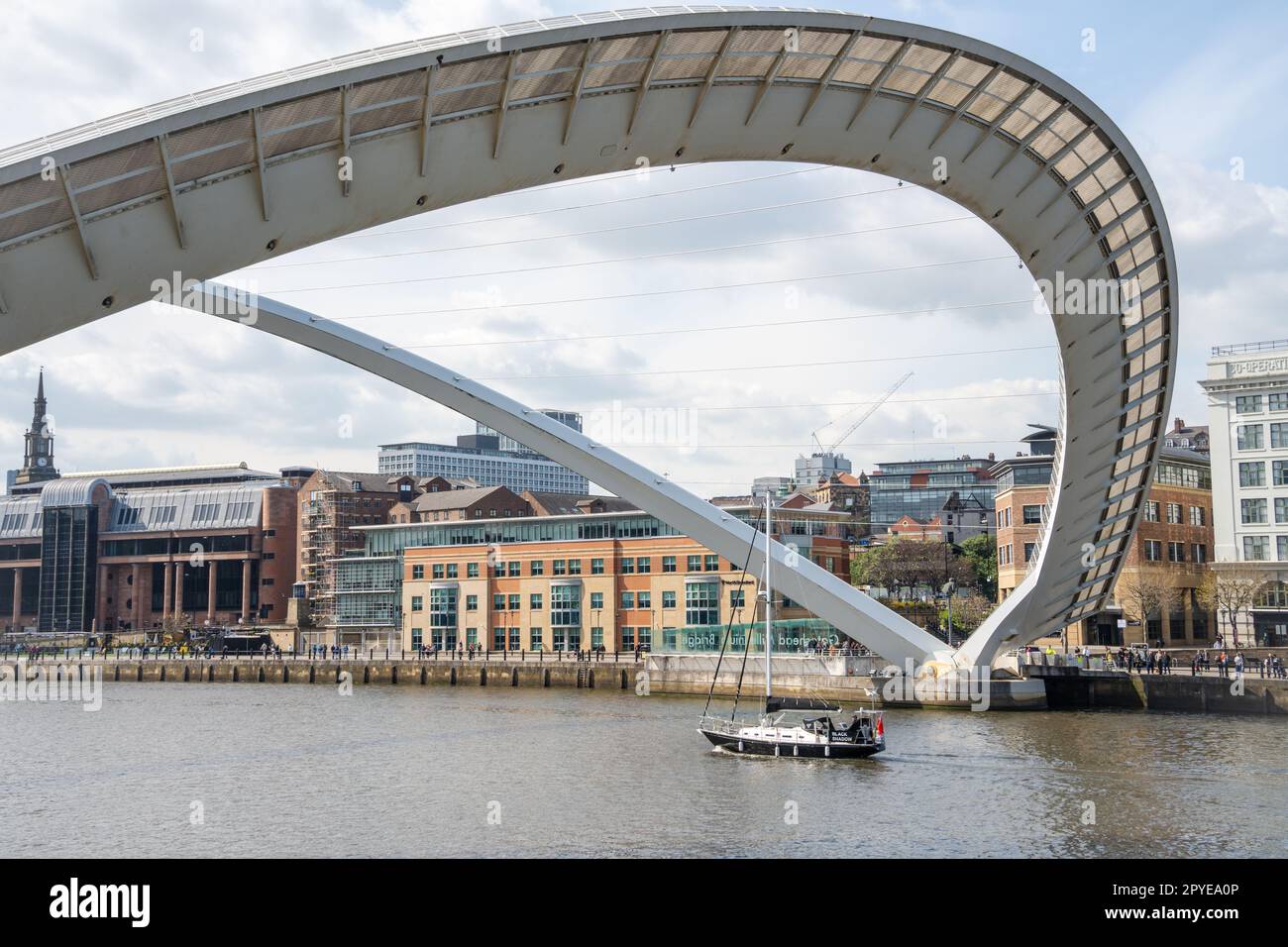 Die Gateshead Millennium Bridge, oder „blinkende Augen“-Kippbrücke, zeigt eine Öffnung für ein Boot, das den Fluss hinauf in Gateshead, Großbritannien, fährt Stockfoto