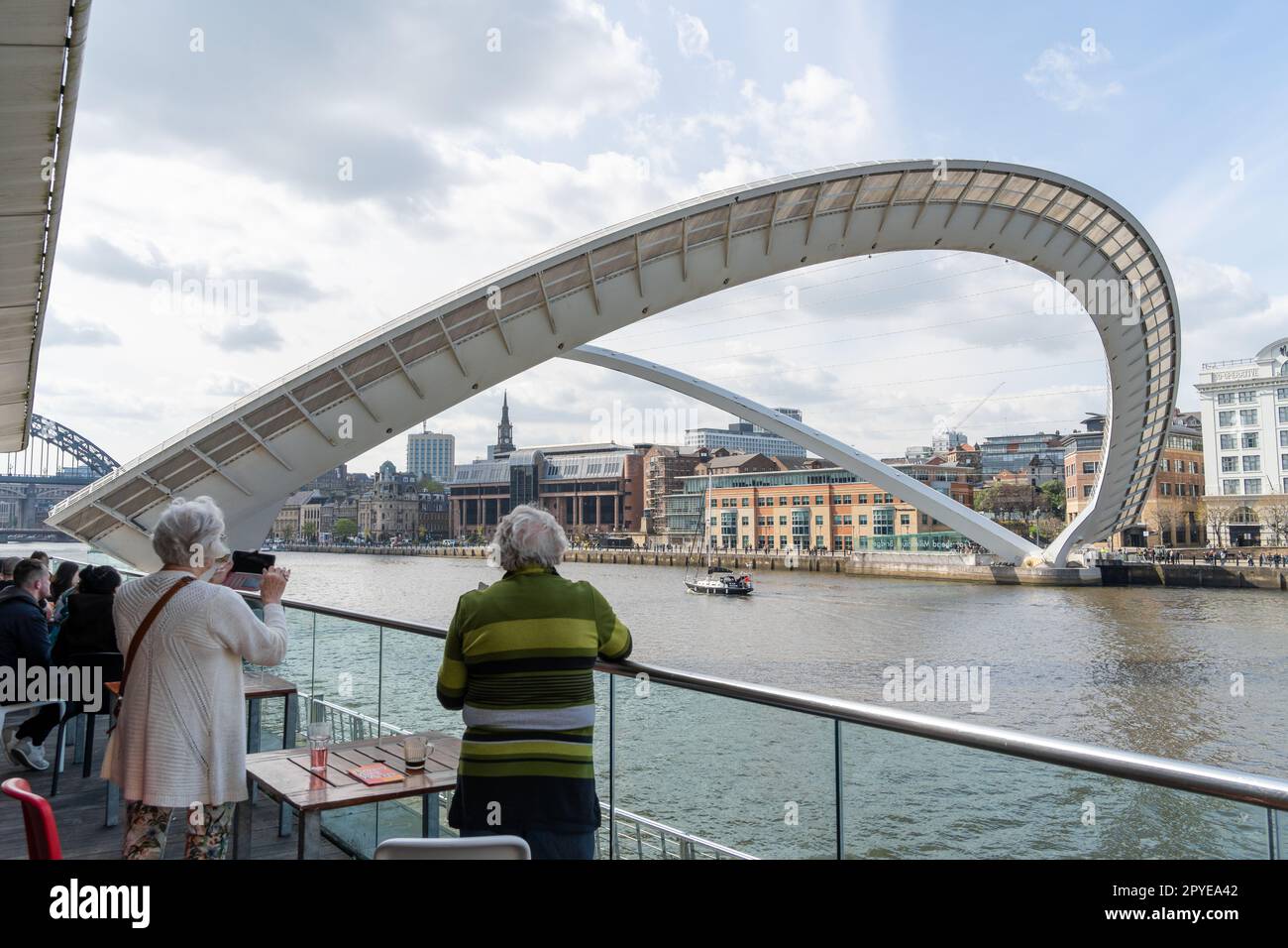 Die Gateshead Millennium Bridge, oder „blinkende Augen“-Kippbrücke, zeigt eine Öffnung für ein Boot, das den Fluss hinauf in Gateshead, Großbritannien, fährt Stockfoto