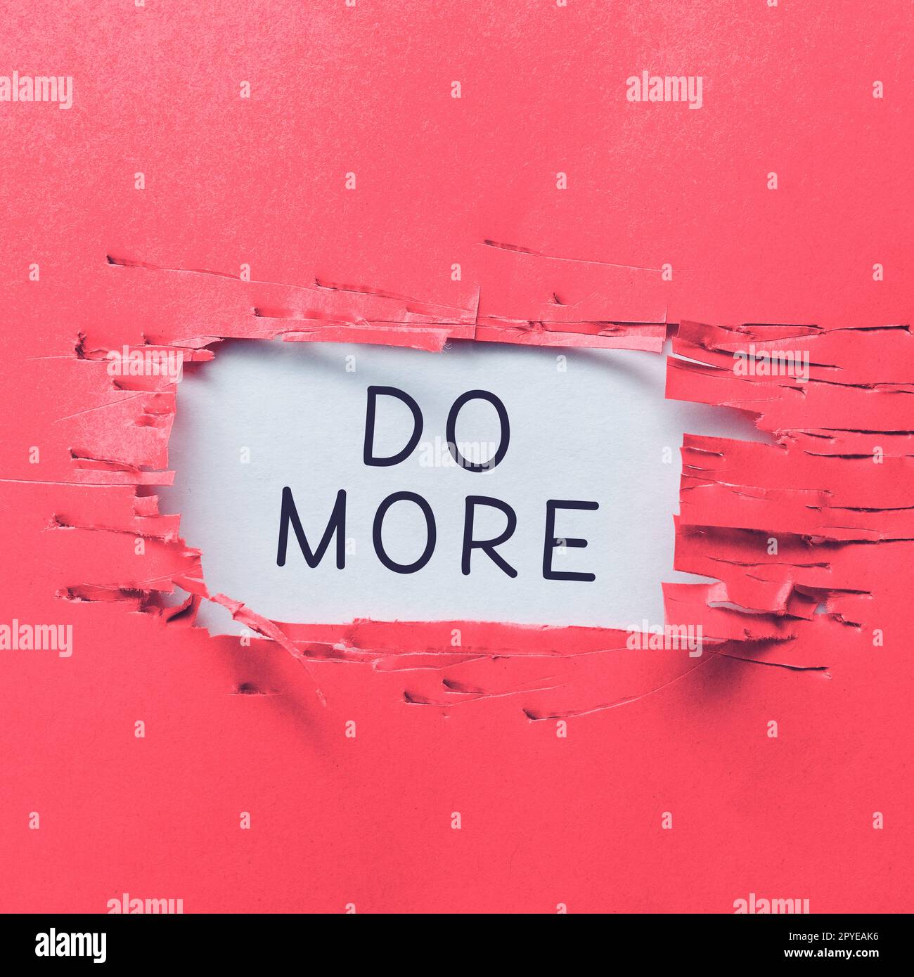 Schild mit der Anzeige „Mehr tun“. Geschäftlicher Ansatz, produktiv oder kreativ mit weniger Geld oder Ressourcen zu sein Stockfoto