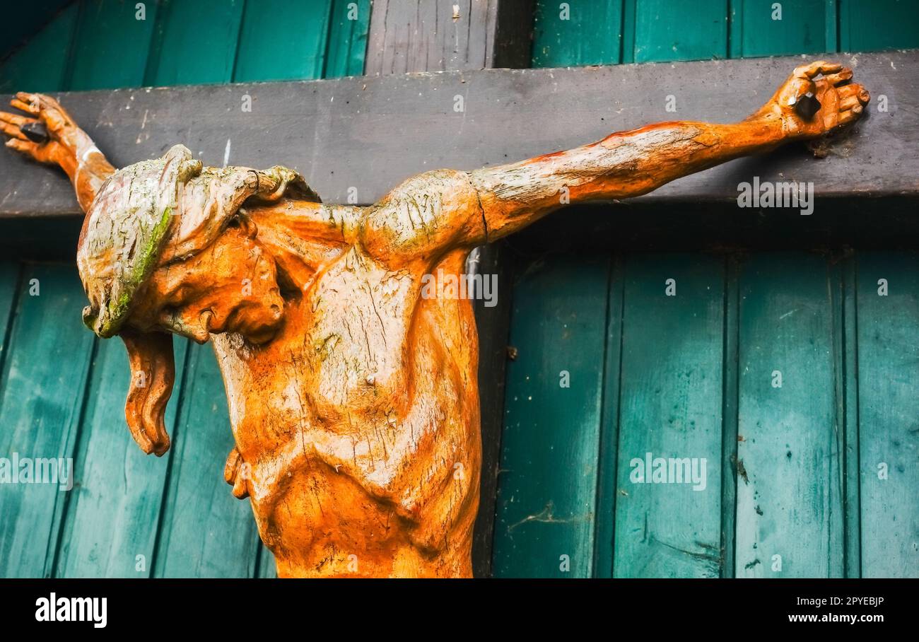 Hölzerne jesus-Statue aus einem Schrein an einer Kreuzung Stockfoto