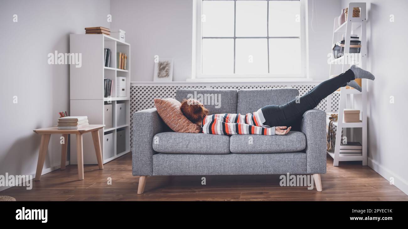 Müde Frau, die nach einem harten Tag auf dem Sofa lag. Stockfoto