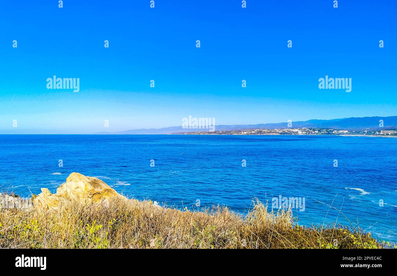 Wunderschöne Meereslandschaft der Stadt mit natürlichem Panoramablick auf Puerto Escondido, Mexiko. Stockfoto