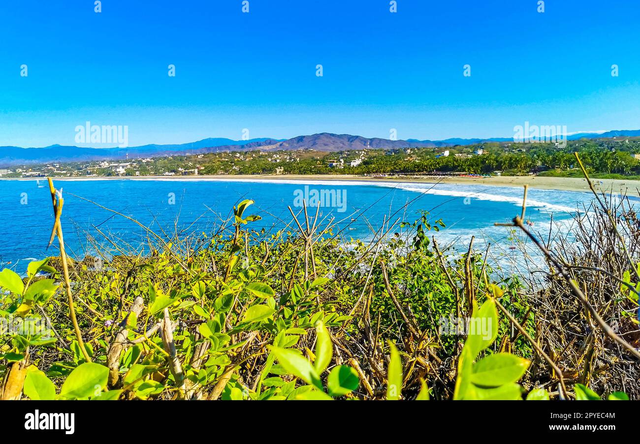 Wunderschöne Meereslandschaft der Stadt mit natürlichem Panoramablick auf Puerto Escondido, Mexiko. Stockfoto