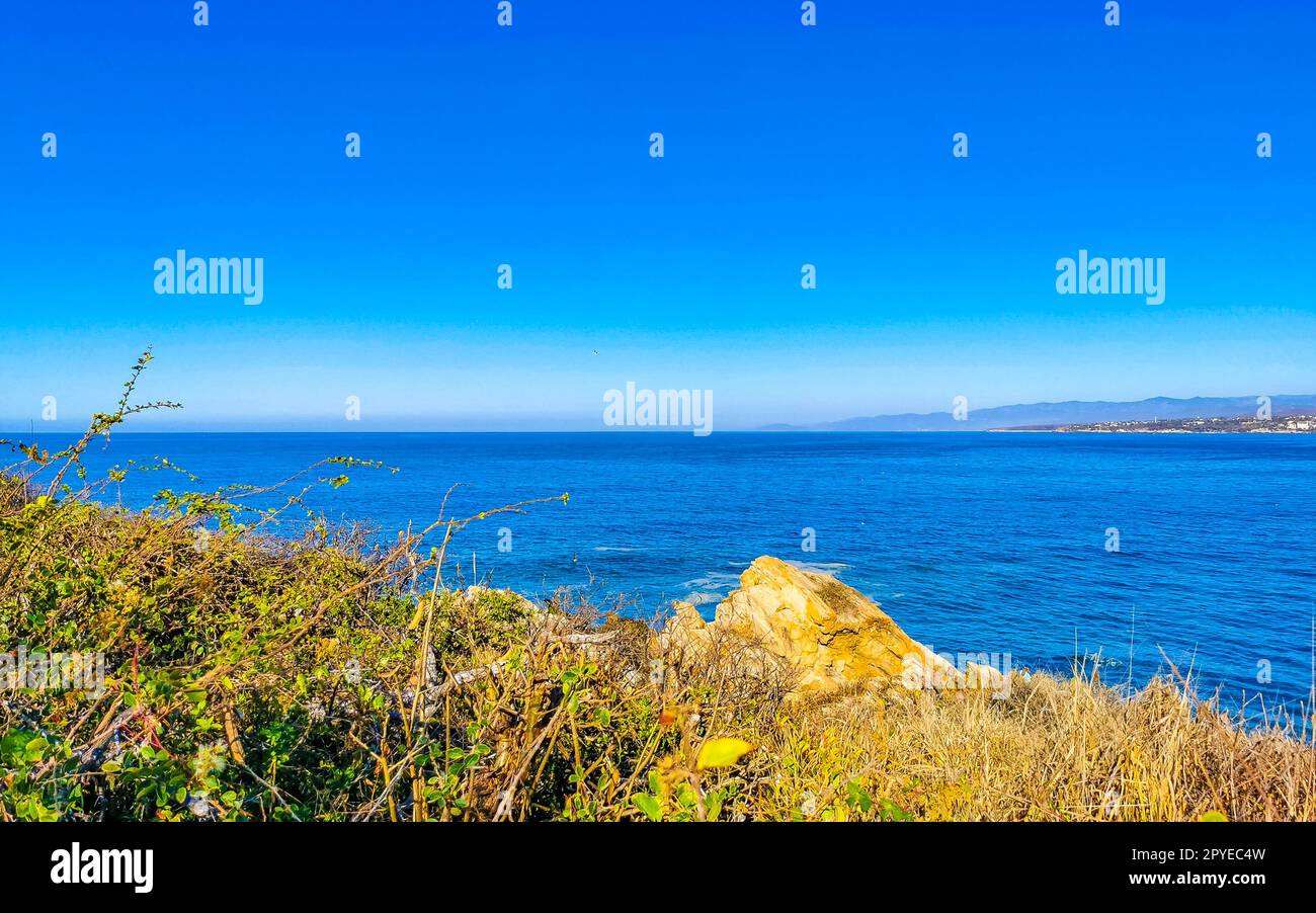 Wunderschöne Meereslandschaft der Stadt mit natürlichem Panoramablick auf Puerto Escondido, Mexiko. Stockfoto