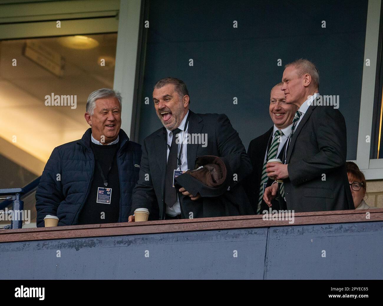 3. Mai 2023; Hampden Park, Glasgow, Schottland: Finale des schottischen FA-Jugendpokals, Rangers versus Celtic; Celtic Manger Angelos Postecoglou erzählt im Tribün einen Witz mit keltischem Vorsitzenden Peter Lawwell und CEO Michael Nicholson Stockfoto