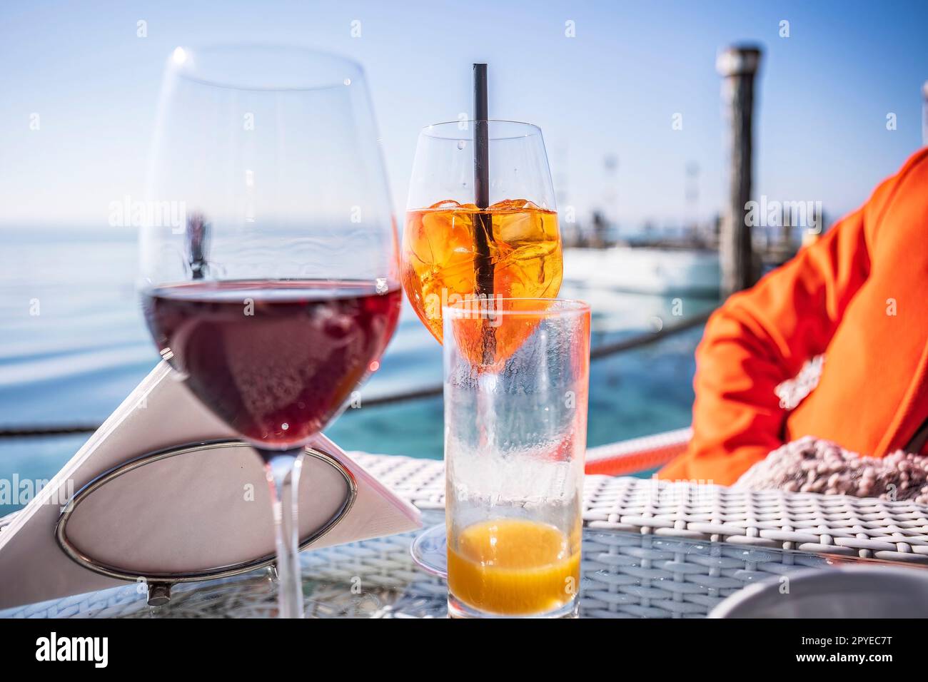 Prost auf die guten Zeiten: Elegante Gläser auf einem Bartisch am Meer Stockfoto