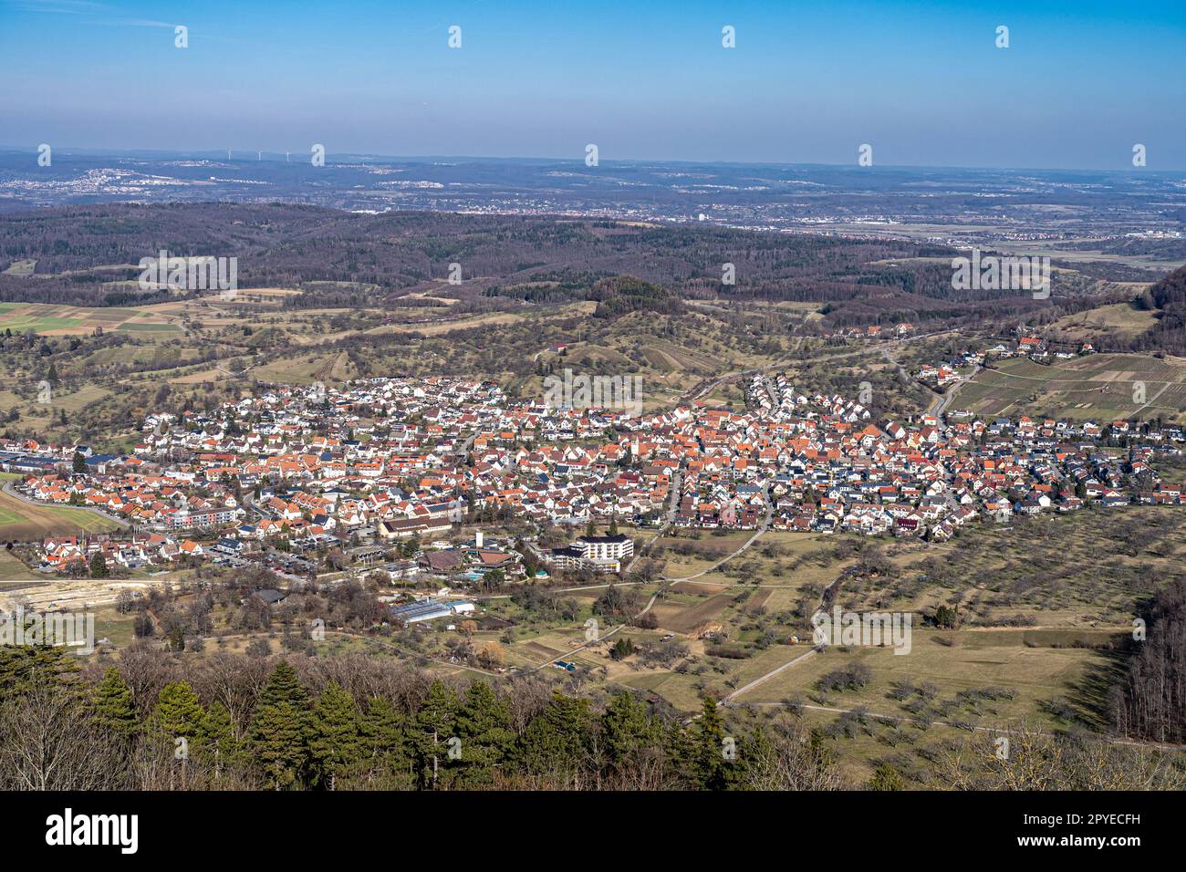 Ein kleines Dorf mitten auf dem Land Stockfoto