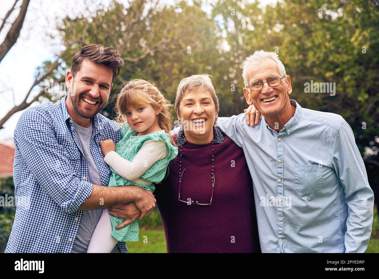 Stolz auf unsere Familie. Eine Mehrgenerationenfamilie draußen. Stockfoto