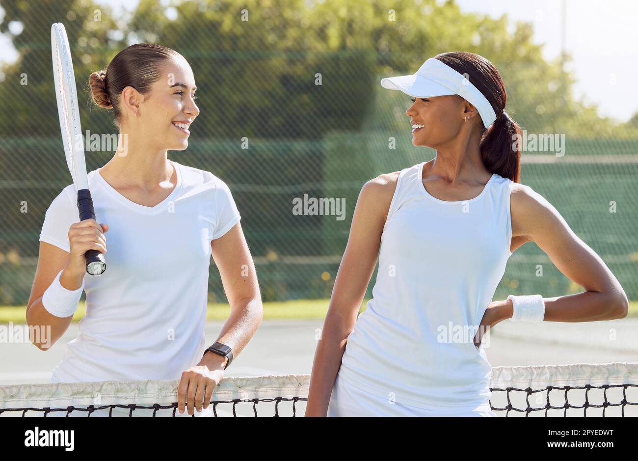 Tennisspiel, Mannschaftssport und Frauen-Training auf dem Freiluftplatz zusammen, glücklich mit sportlicher Zusammenarbeit und Lächeln für Partnerschaft bei professioneller Veranstaltung. Sportler, die sich im Wettkampf glücklich fühlen Stockfoto