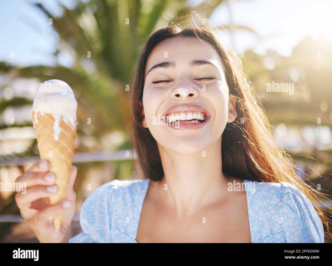Eis, Nachtisch und Frau mit Lächeln im Urlaub in Miami im Sommer. Gesicht eines glücklichen, aufgeregten und jungen Mädchens, das im Frühling auf Reisen in der Stadt süßes Essen oder Eis isst Stockfoto