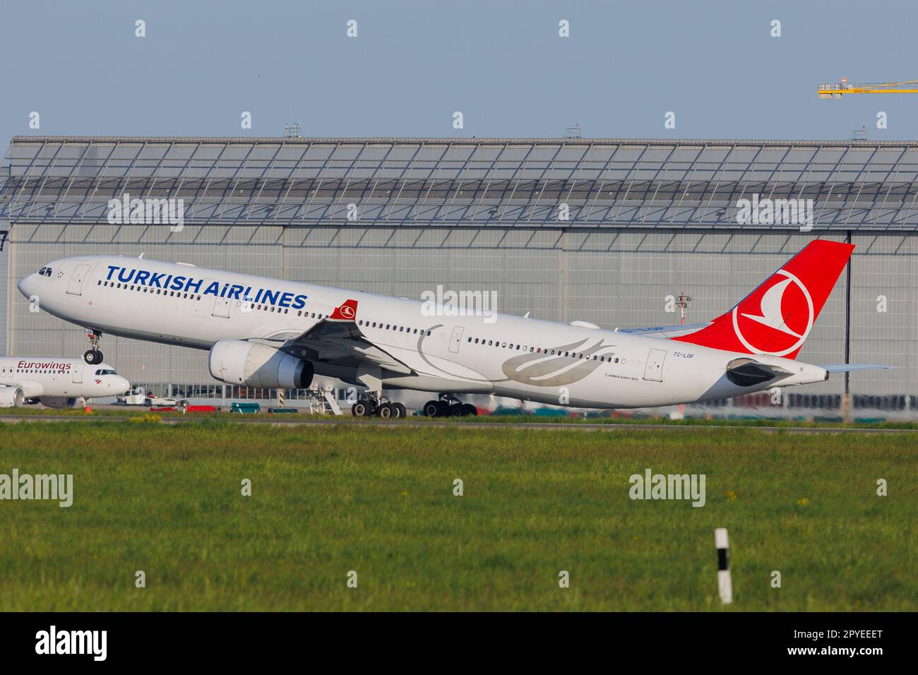 Düsseldorf, Deutschland. 03.05.2023. TC-LOF TURKISH AIRLINES AIRBUS A330-343 am Internationalen Flughafen Düsseldorf. Kredit: Ant Palmer/Alamy Stockfoto