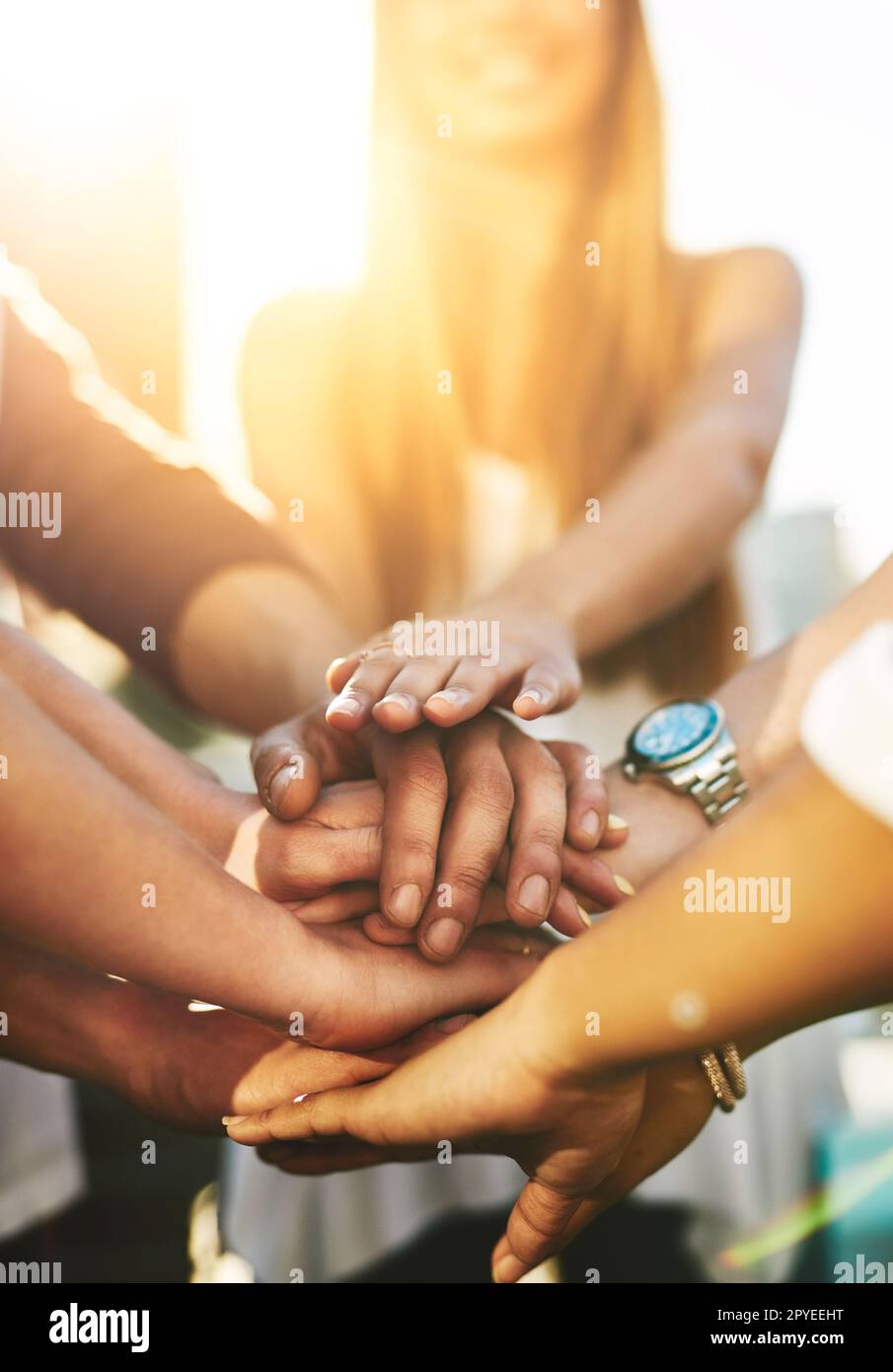 Gemeinsam werden wir mehr tun. Eine Gruppe von Menschen, die sich nicht wiedererkennen lassen, die ihre Hände draußen in Einheit zusammenlegen. Stockfoto