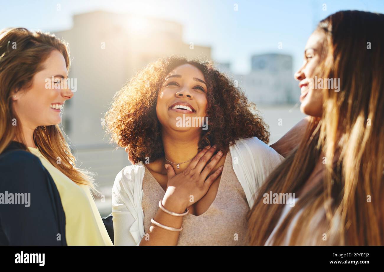 Liebe und Lachen sind alles, was wir brauchen. Junge Freundinnen verbringen den Tag draußen. Stockfoto