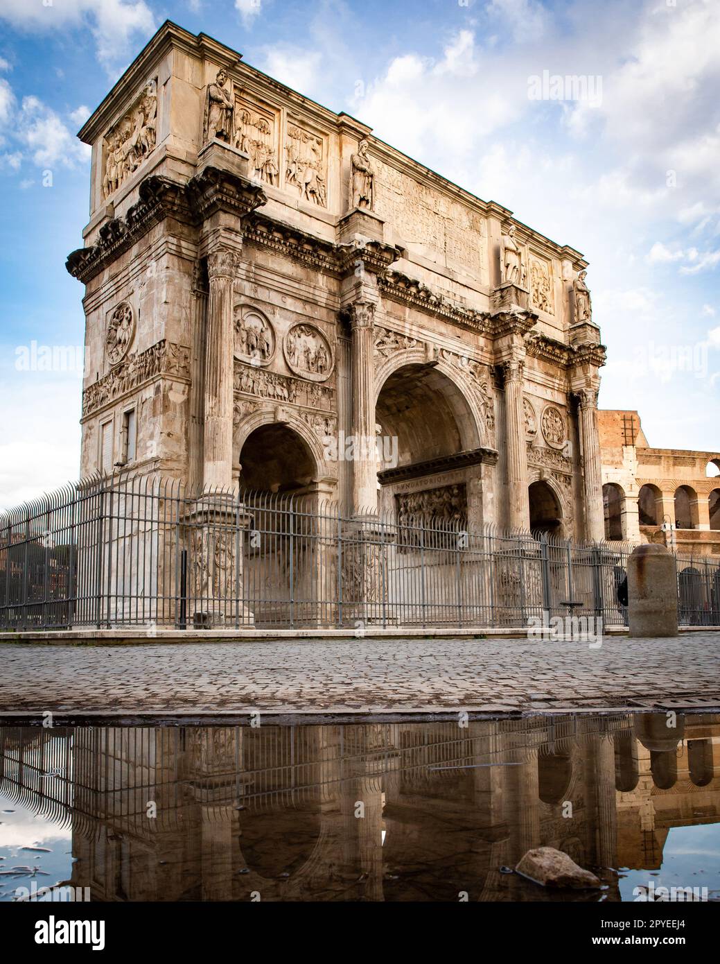 Das majestätische Spiegelbild des Triumphbogens in Rom, ein zeitloses Echo Stockfoto