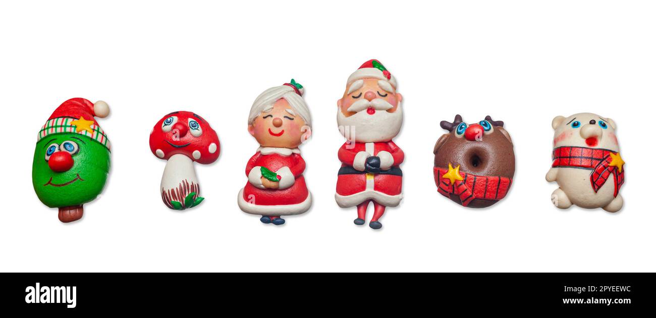 Gedünstete Brötchen, verschiedene Weihnachtsfiguren. Buntes und dekoriertes Brot. Stockfoto
