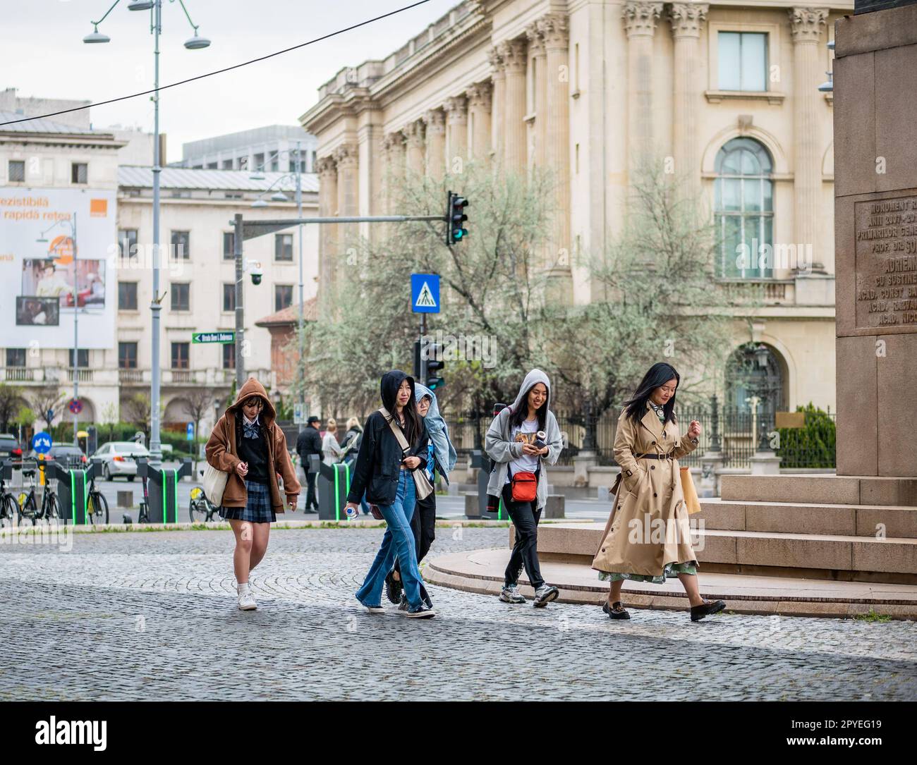 Bukarest, Rumänien - April 2023: Asiatische Touristen im Zentrum von Bukarest Stockfoto