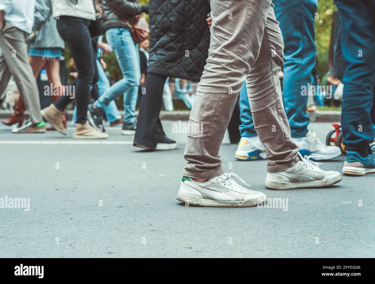 Nahaufnahme mit vielen Füßen, die auf der Straße laufen Stockfoto