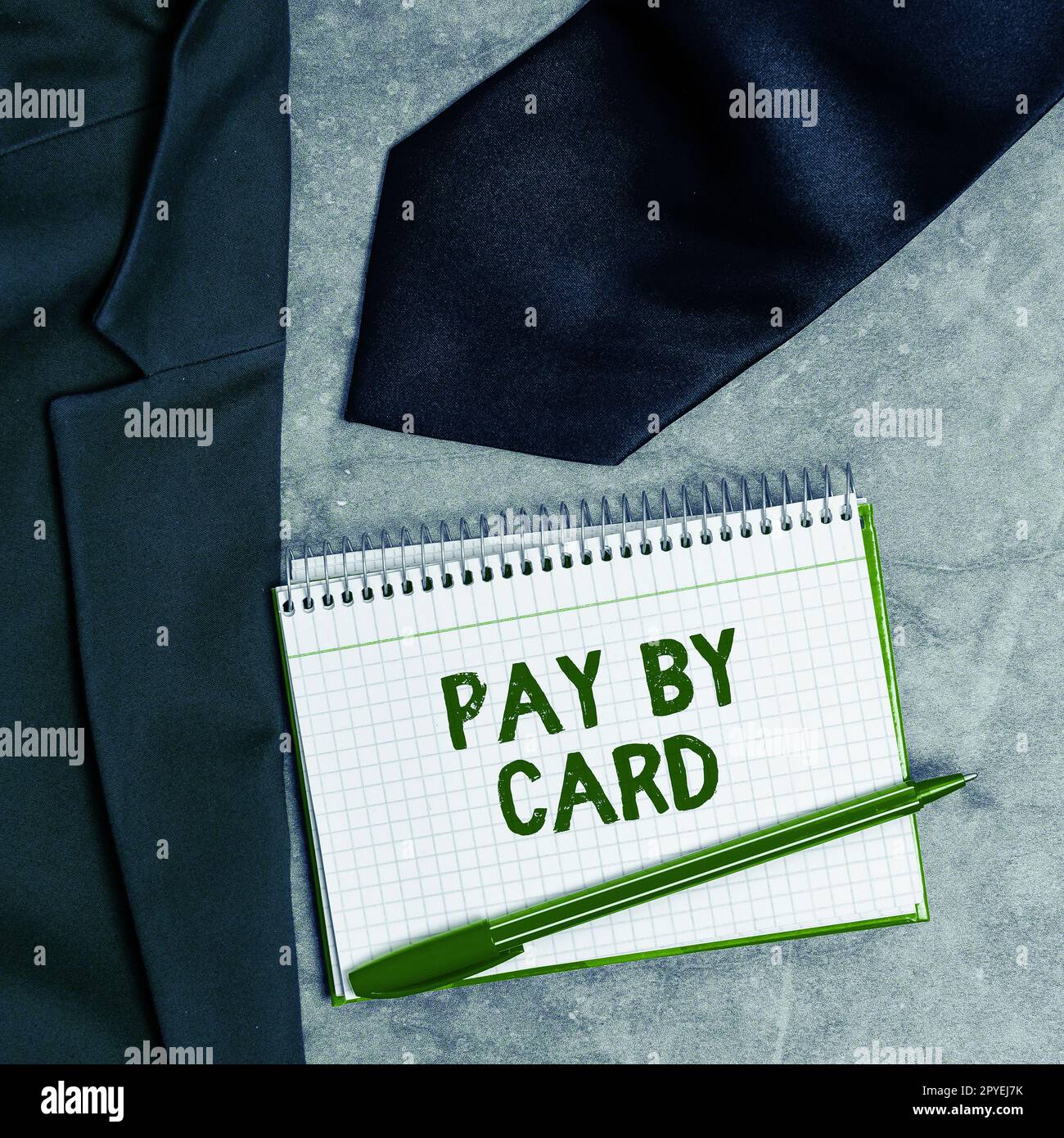 Text mit Inspiration Pay by Card. Internet-Konzept Zahlungen auf Kredit, Lastschrift, elektronischer virtueller Geldeinkauf Stockfoto