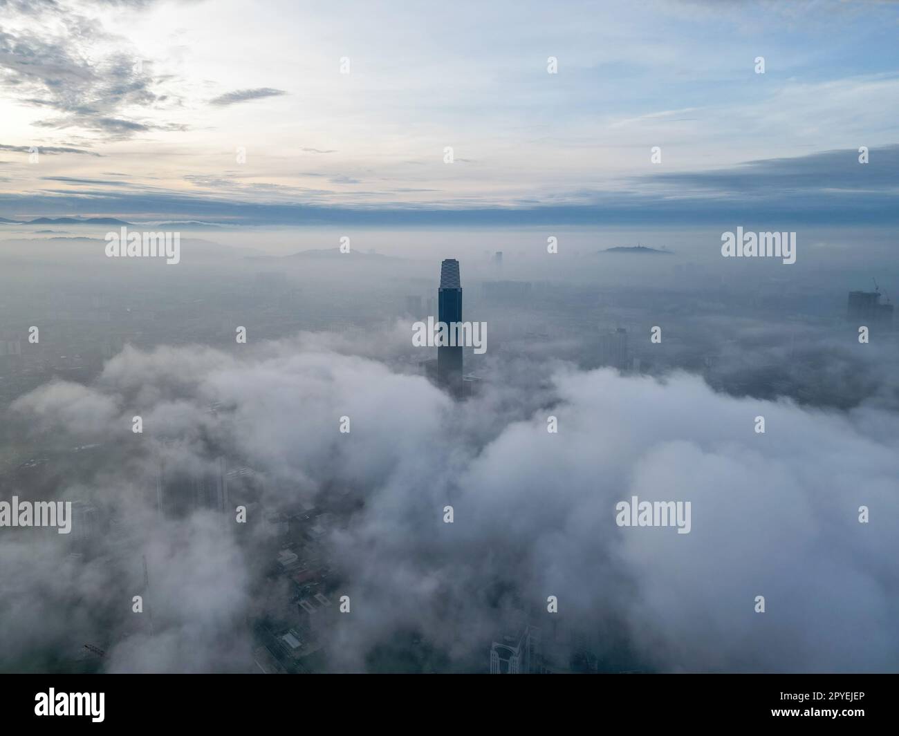 Die niedrigen Wolken sorgen für einen nebligen Schleier um den Exchange 106 Stockfoto