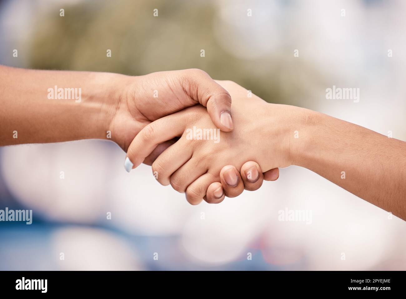 Handschlag, Hand und Solidarität, Partnerschaft und Zusammenarbeit, zusammen und Teamzusammenfassung. Vielfalt, Vertrauen und Begrüßung oder Vereinbarung zwischen Menschen im Freien, Unterstützung und Teamarbeit. Stockfoto