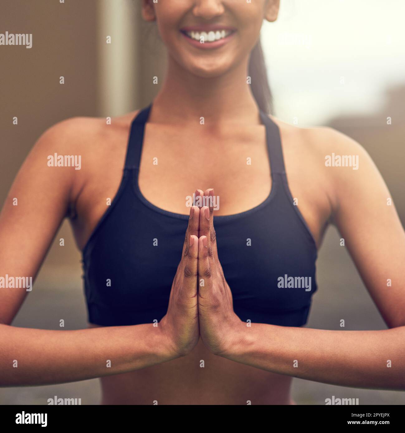 Yoga verändert deine Herangehensweise an das Leben. Eine wunderschöne junge Frau, die draußen Yoga praktiziert. Stockfoto