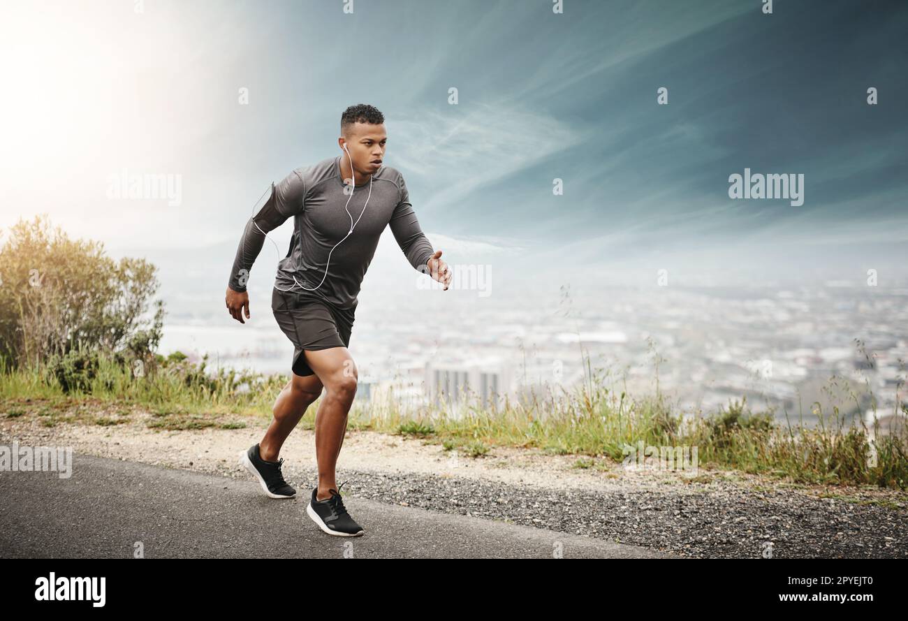 Du hast dein nächstes Ziel fast erreicht. Ein sportlicher junger Mann, der draußen rennt. Stockfoto