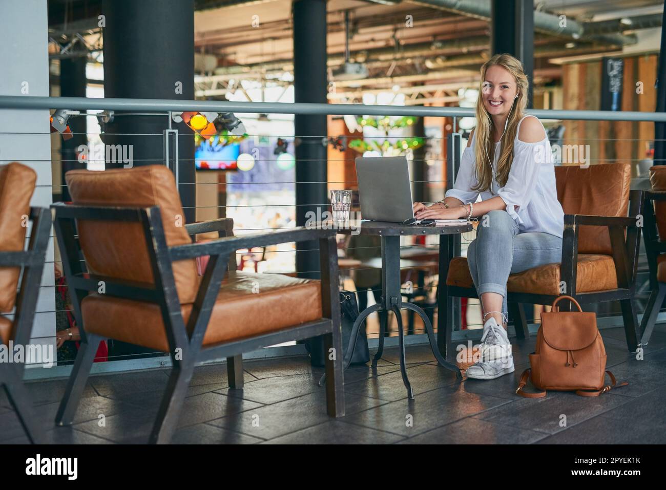 Dieses Café hat ein tolles WLAN. Porträt einer attraktiven jungen Frau, die ihren Laptop benutzt, während sie in einem Café sitzt. Stockfoto