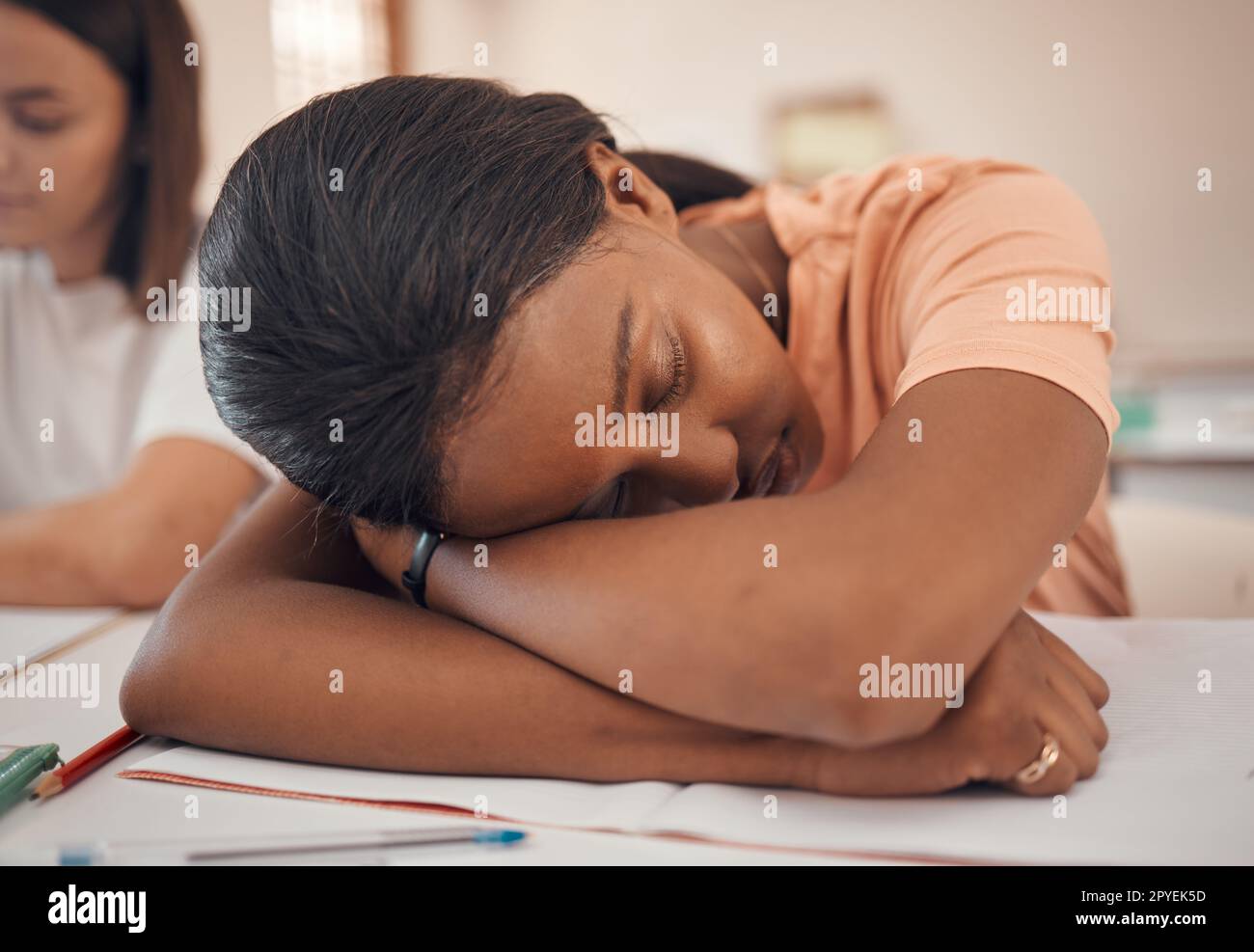 Mädchen, Teenager oder Klassenzimmer schlafen in Stress, Depression oder psychische Gesundheit Burnout in der indischen Bildung, Lern- oder Lernschule. Zoom, Ermüdung oder müde Schüler, die auf einem Universitätsnotizbuch schlafen Stockfoto