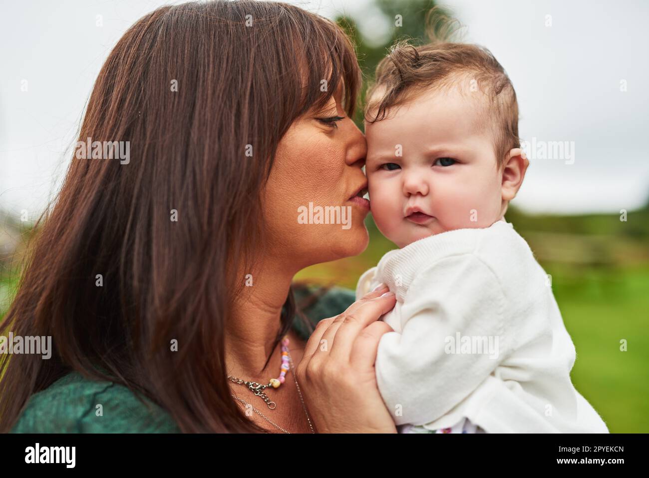 Nichts als die reinste Liebe. Eine Mutter, die sich mit ihrer niedlichen kleinen Tochter draußen anfreundet. Stockfoto