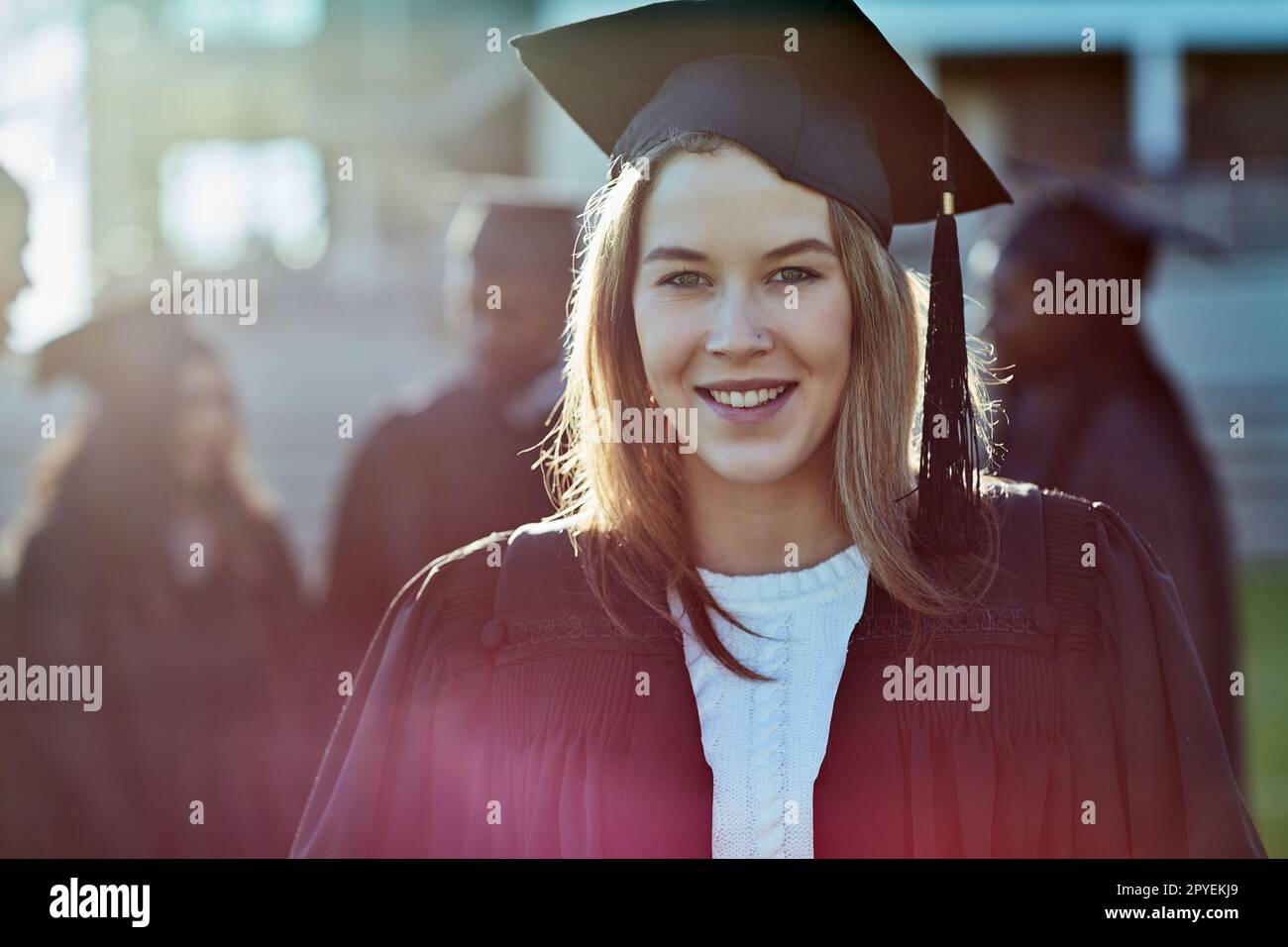 Ich freue mich darauf, meine Träume weiter zu verfolgen. Porträt eines jungen Schülers am Abschlusstag. Stockfoto