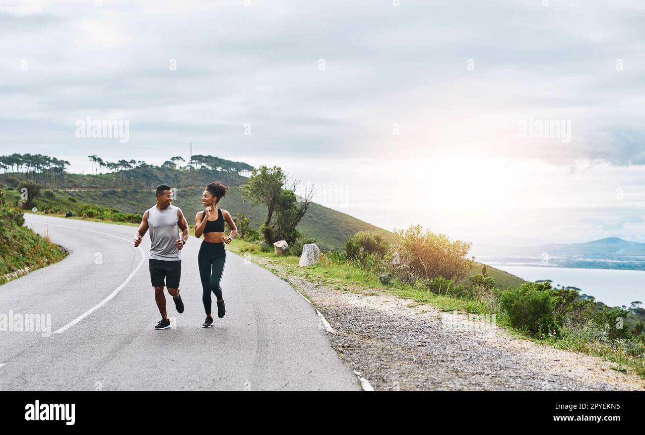 Aktiv zu sein ist großartig für Ihre körperliche Gesundheit. Ein sportliches junges Paar, das gemeinsam im Freien trainiert. Stockfoto
