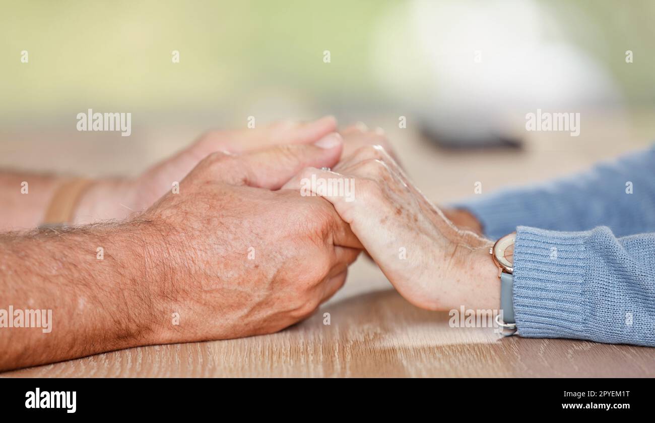 Seniorenpaar hält Händchen für Liebe, Unterstützung und Vertrauen in Rente, Beratung und Ehe. Verschließen Sie ältere Menschen, halten Sie die Hand und hoffen Sie, Empathie oder Respekt, Freundlichkeit und Dankbarkeit mit Sorgfalt Stockfoto