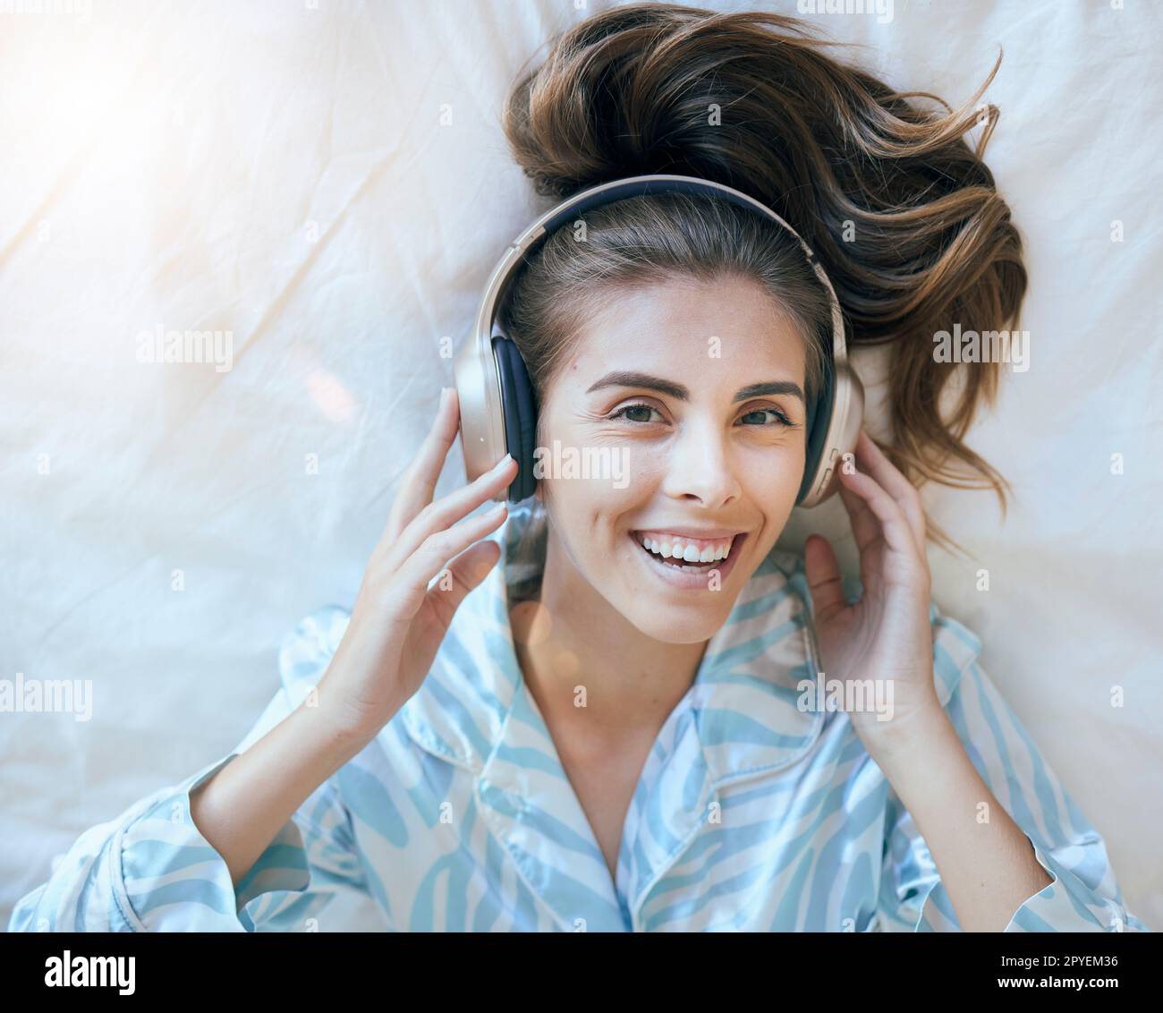 Draufsicht, Frau und Kopfhörer im Schlafzimmer, um sich morgens bei Podcast, Hörbuch-Streaming und Musik in Australien zu entspannen. Porträt, Gesicht und glückliches Mädchen, die Radio, Sound und Medientitel hören Stockfoto