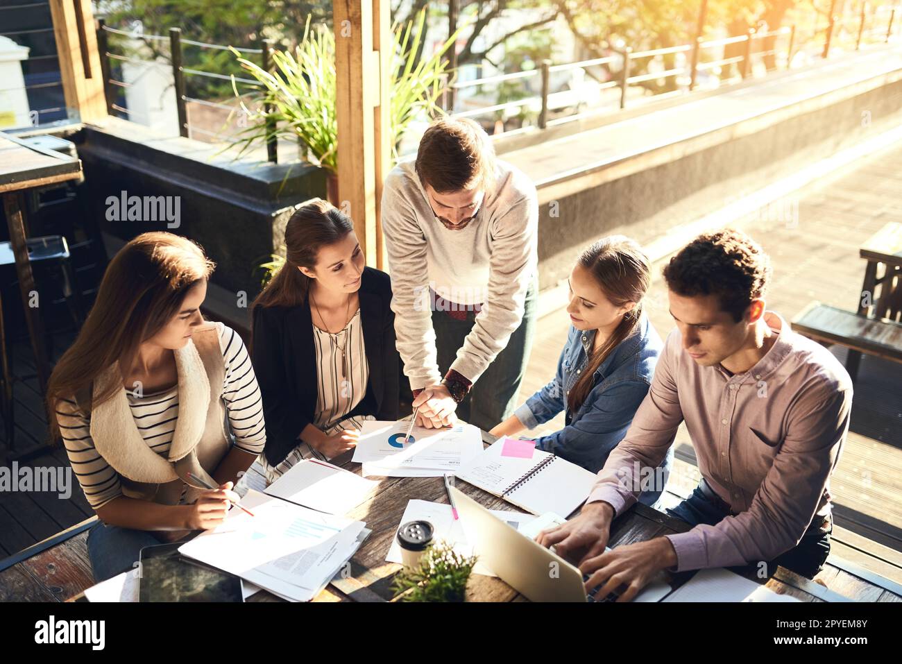 Stickige Vorstandssitzungen sind nichts für dieses Team. Eine Gruppe von Kollegen, die sich draußen in einem Café treffen. Stockfoto