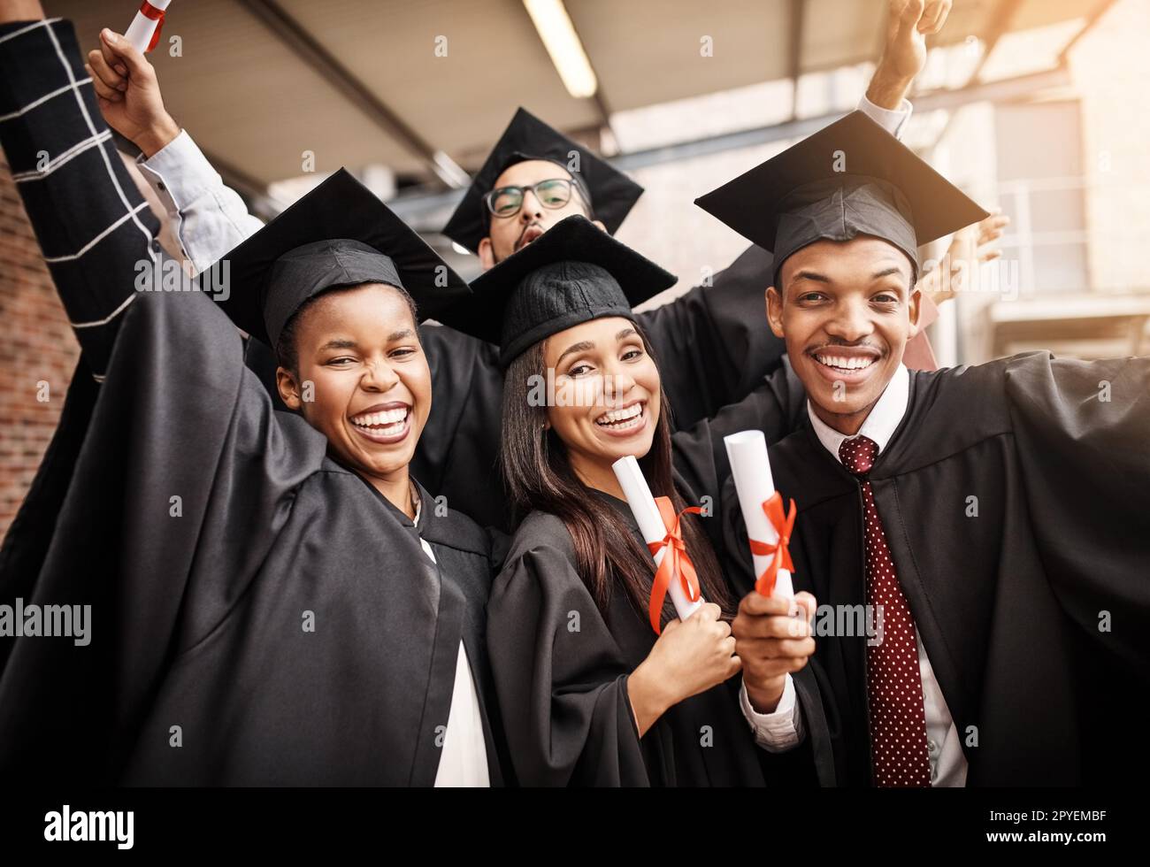 Sie sind stolz darauf, ihren Abschluss zu machen. Studierende am Tag des Universitätsabschlusses. Stockfoto