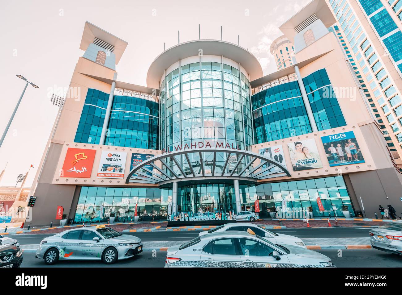 14. Januar 2023, Abu Dhabi, Vereinigte Arabische Emirate: Al Wahda Mall an geschäftiger Stadtstraße Stockfoto