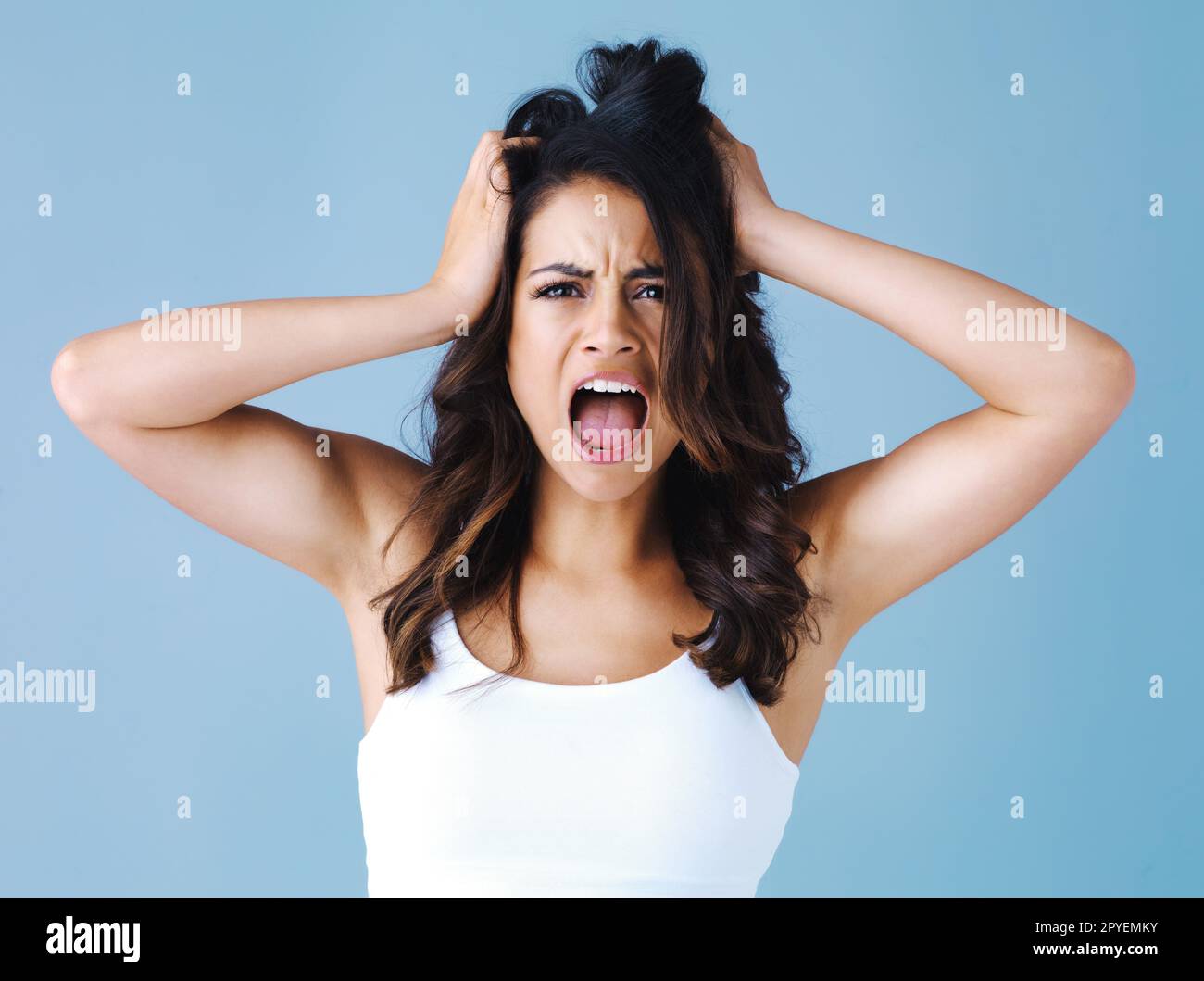 Ich sagte nein Studioaufnahme einer attraktiven jungen Frau, die frustriert aussieht, vor blauem Hintergrund. Stockfoto