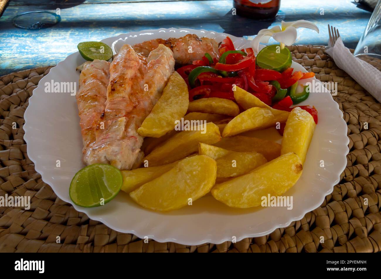 Großes Gericht mit gebratenem Fisch und pommes frites Stockfoto