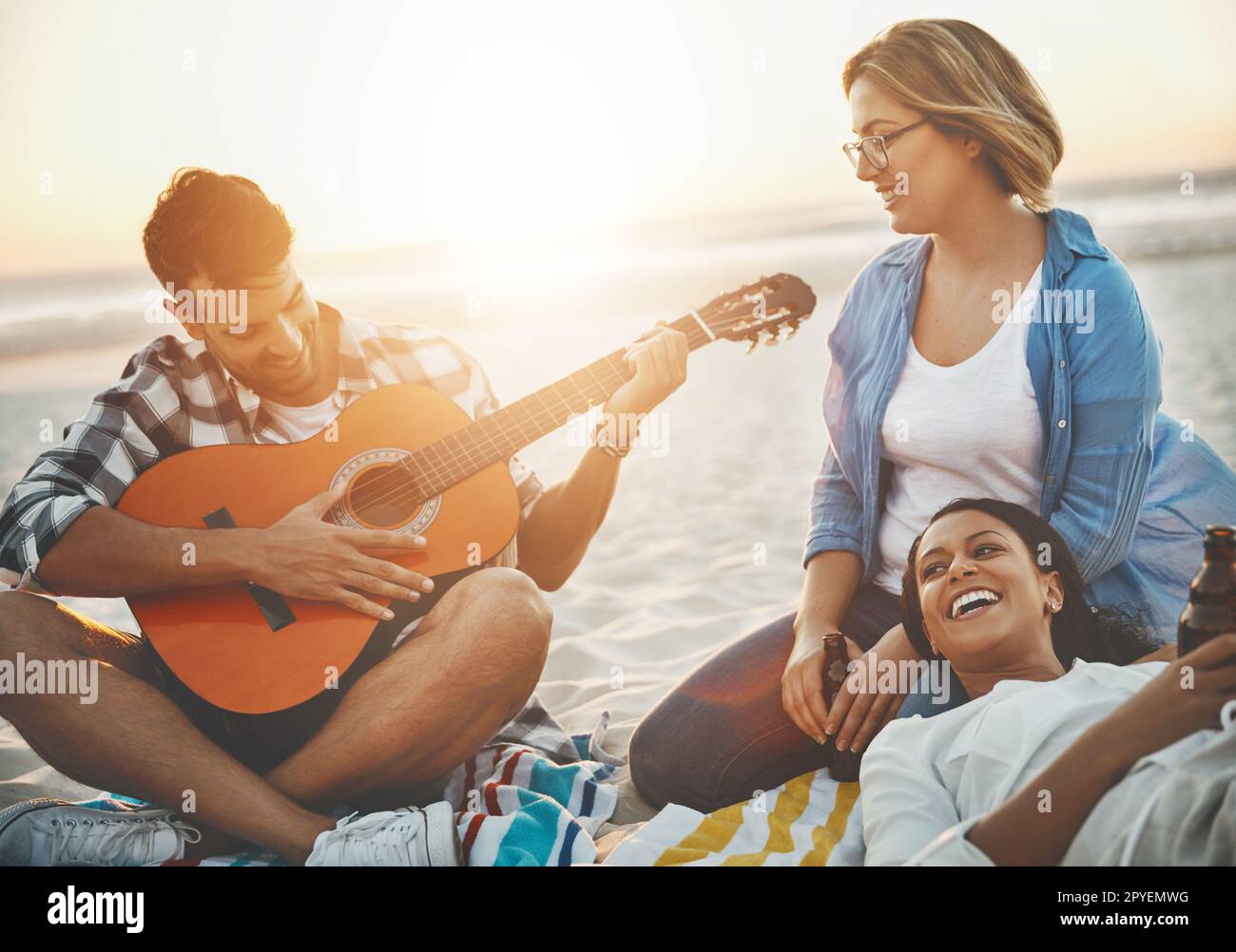 Wir wissen genau, wie man Viel Spaß. macht Drei Freunde genießen den Tag im Freien. Stockfoto