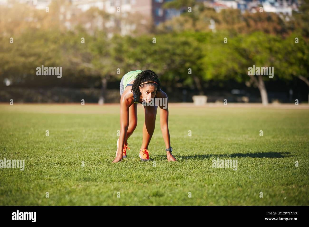 Augen auf den Preis. Eine sportliche junge Frau, die draußen Sport treibt. Stockfoto