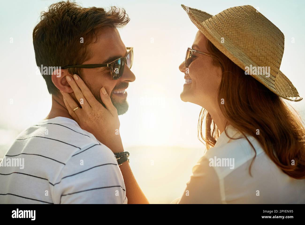 Der Blick der Liebe. Ein liebevolles junges Paar, das einen Sommertag im Freien genießt. Stockfoto