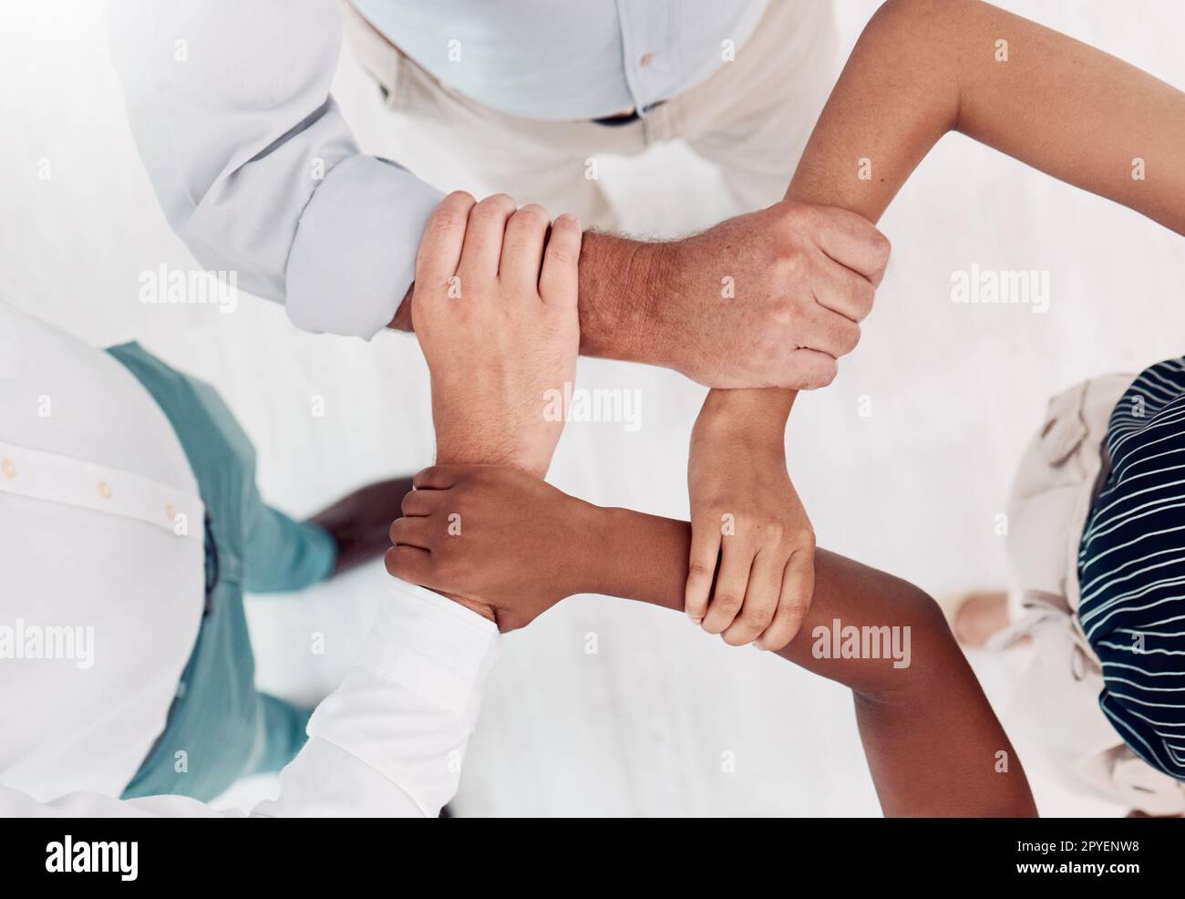 Ansicht von oben, Geschäftsleute halten Hände oder Handgelenke in Zusammenarbeit, Büro-Workshop oder Solidarität für Teamwork Vielfalt, Gemeinschaft oder Motivation. Männer, Frauen oder kreative Stützarme für Ziele Stockfoto