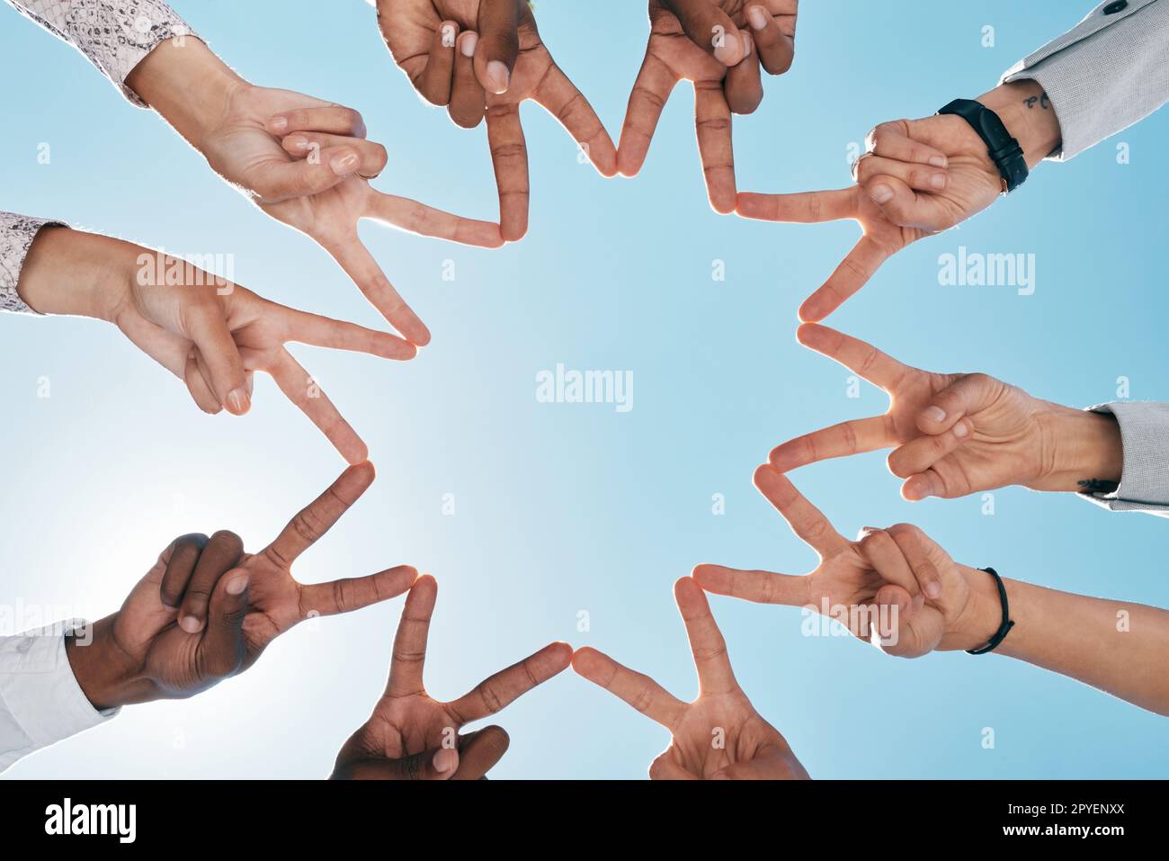 Teambildung, blauer Himmel oder Hände mit Friedenszeichen für Unterstützung, Teamarbeit oder partnerschaftliche Zusammenarbeit. Schwacher Winkel, Vertrauen oder Finger, die Hoffnung, Glauben oder Gemeindesolidarität mit den Zielen der Mission zeigen Stockfoto